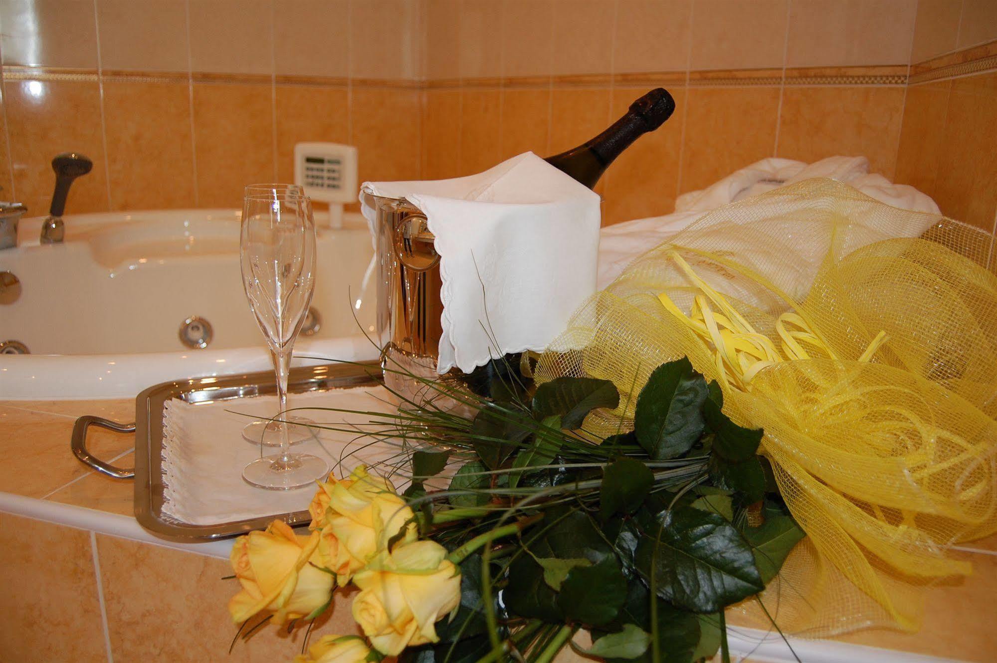 Hotel Motel Gold Calcinate Eksteriør bilde