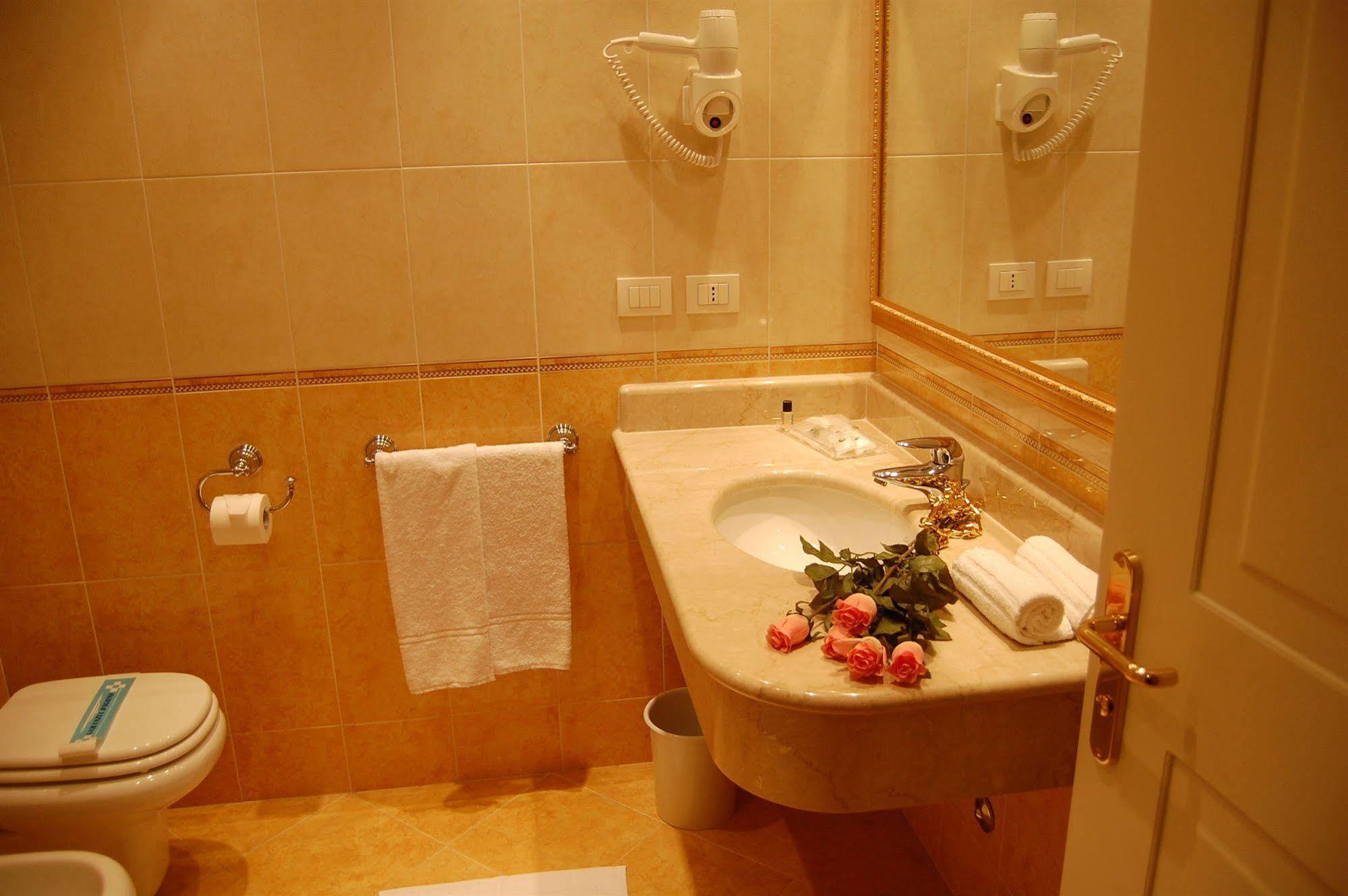 Hotel Motel Gold Calcinate Eksteriør bilde